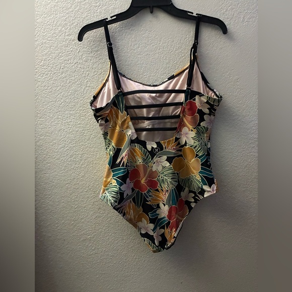 Hurley Women's Tropical Print UPF 50+ Stretch 
One-Piece Swimsuit XL - Picture 5 of 14